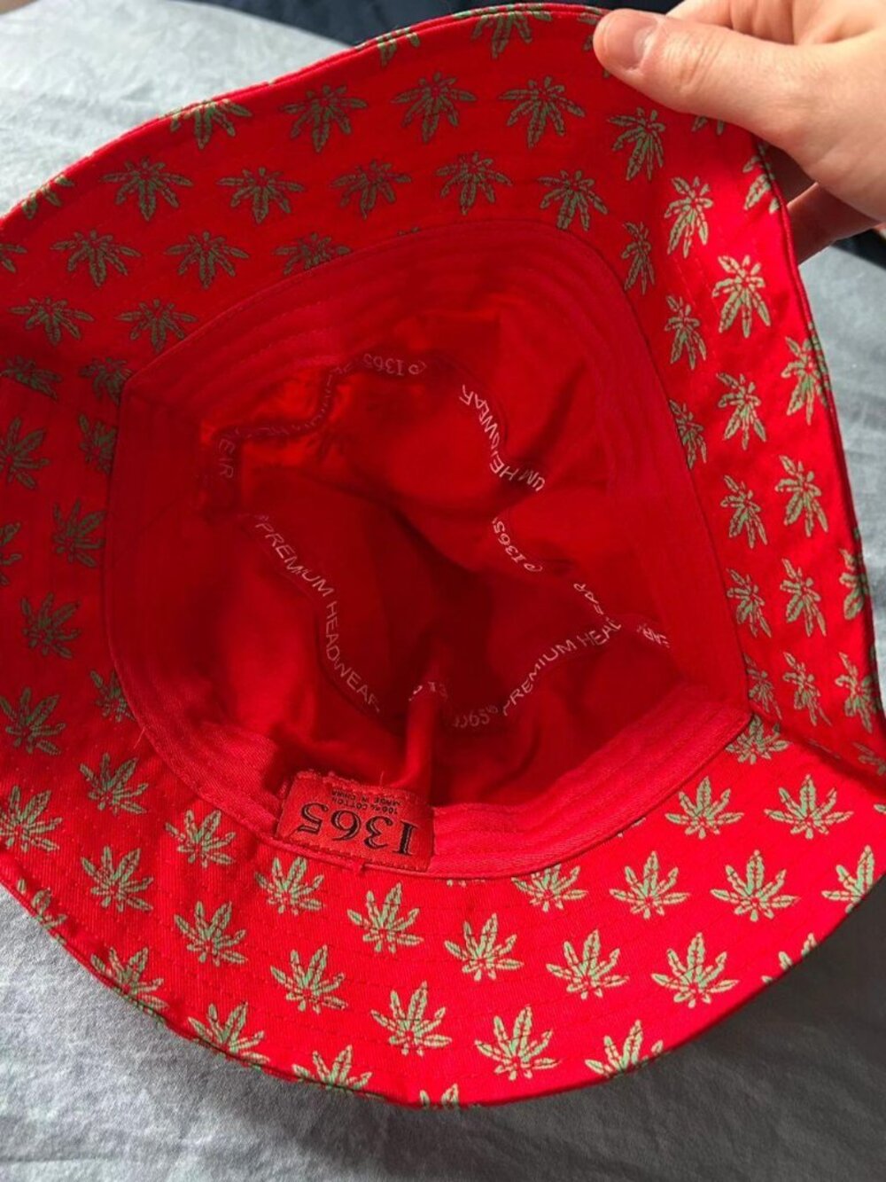 NWT Red Wed Leaf Bucket Hat - Picture 2 of 3
